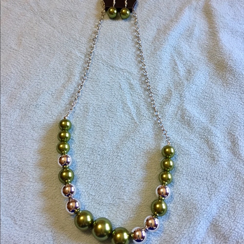 🎀 6 for $25. Necklace and earrings set